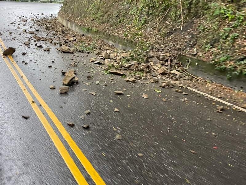 近海發生5.7級地震 台九線東澳至南澳段多處落石，提醒用路人注意安全