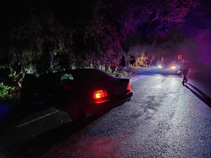 台11線磯崎段小客車自撞山壁 警方處理中並即將排除