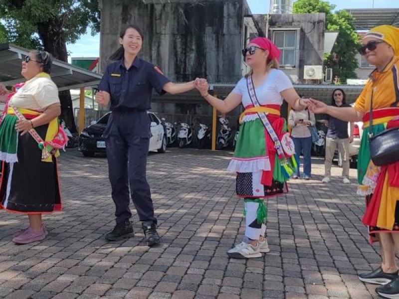 阿美族「豐年祭祈福團」首次載歌載舞 至關山警察分局送祝福 