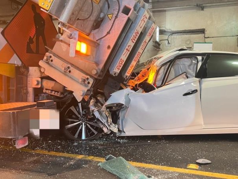 蘇花改隧道內追撞工程車 小客車「車頭壓毀」駕駛乘客送醫