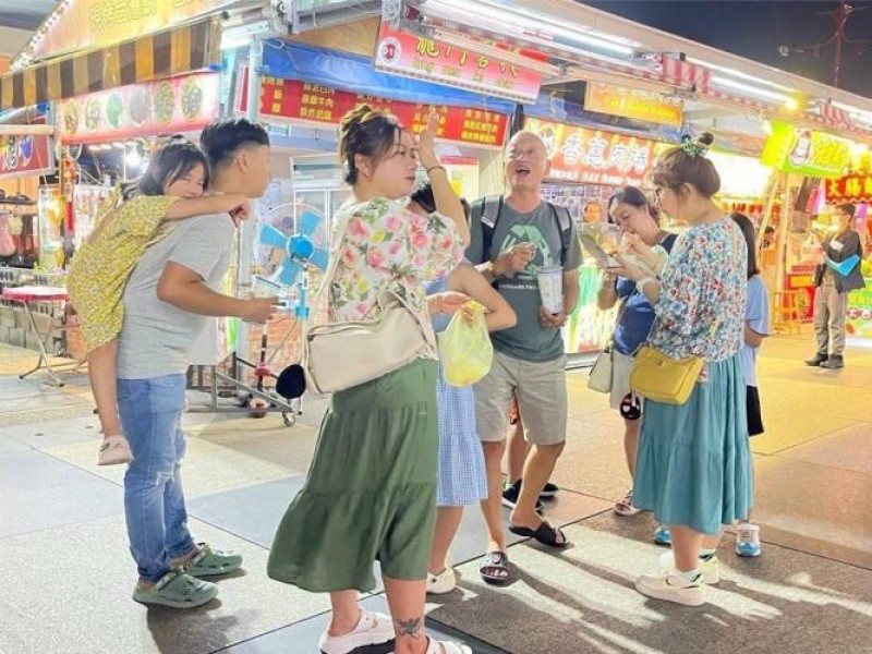 越南包機旅客樂遊東大門夜市及七星潭、台泥DAKA等景點