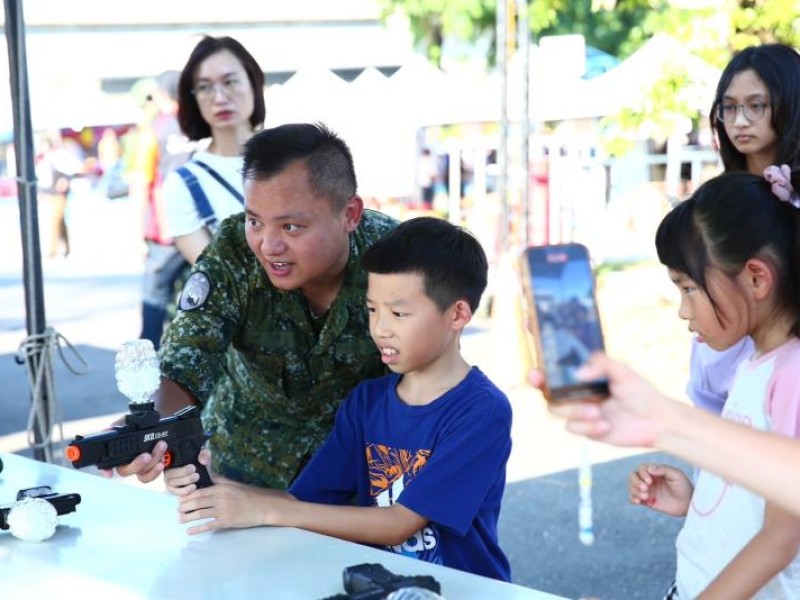 「同心敬軍．彩繪童心」共譜溫馨童趣