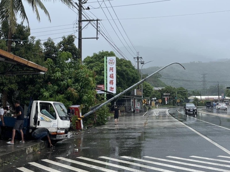 脫線牧場前貨車打滑撞電桿 警呼籲雨天行車應留意車況