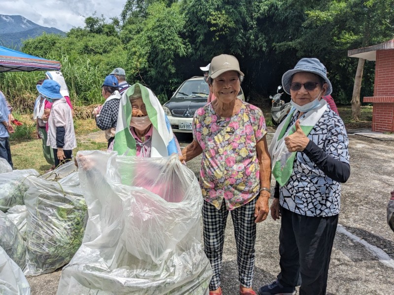 外來入侵種「讓樹木無法光合作用」! 高齡88歲奶奶一起拔除「小花蔓澤蘭」: 活動非常有意義