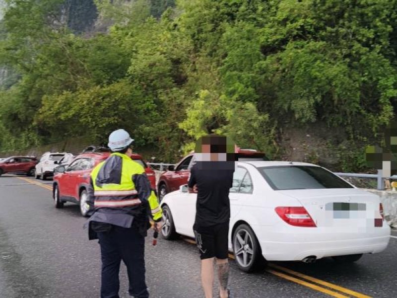 強降雨崇德、和平路段中斷 數十汽機車受困隧道 警順利淨空無傷亡