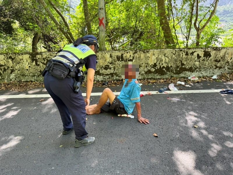 男子醉酒跌倒受傷  新城警協助其就醫