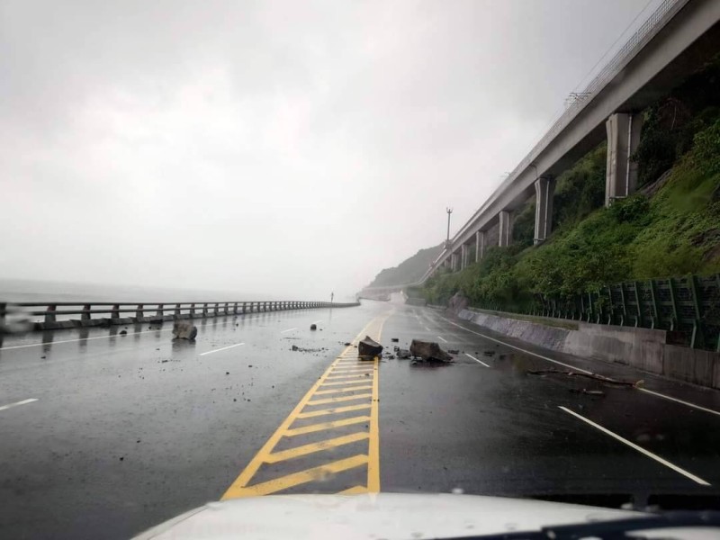 多良火車站前南迴公路上 出現多處落石