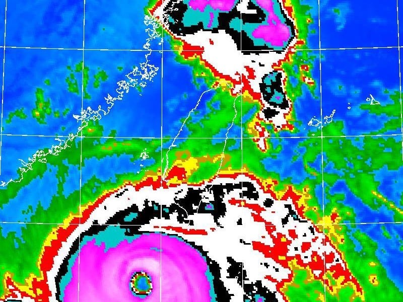 強颱山陀兒風眼超狂!「略增強近似滯留」向北轉北北東緩慢移動