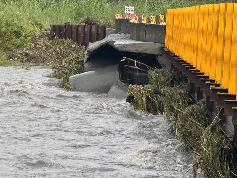 鋼便橋與涵管交接處被大水掏空! 「明里便橋」繼續封閉