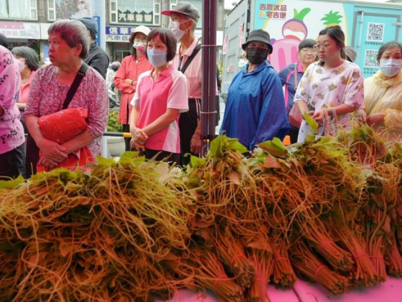 游淑貞親上火線賣菜行銷 2500份狂掃完售