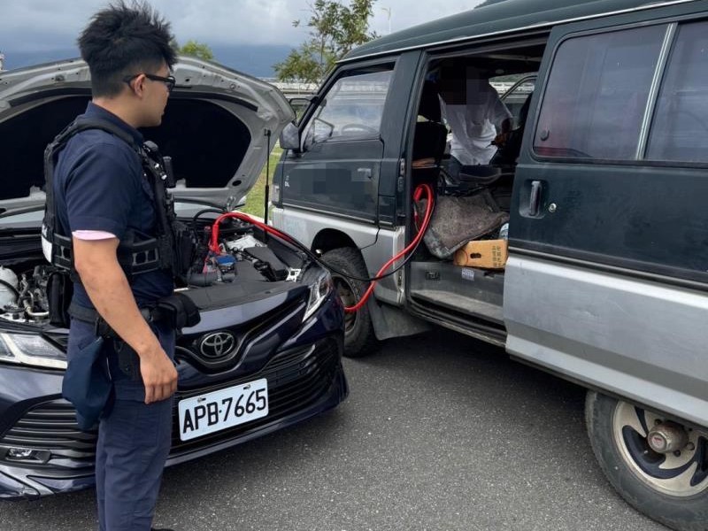 老翁車子拋錨 幸好遇上警察幫忙