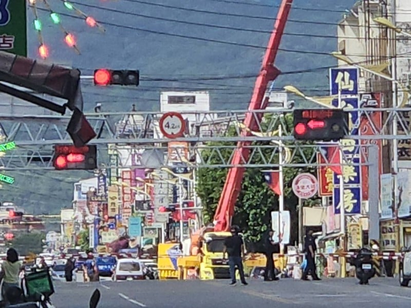 台鐵列車故障 中華路平交道交通瞬間癱瘓