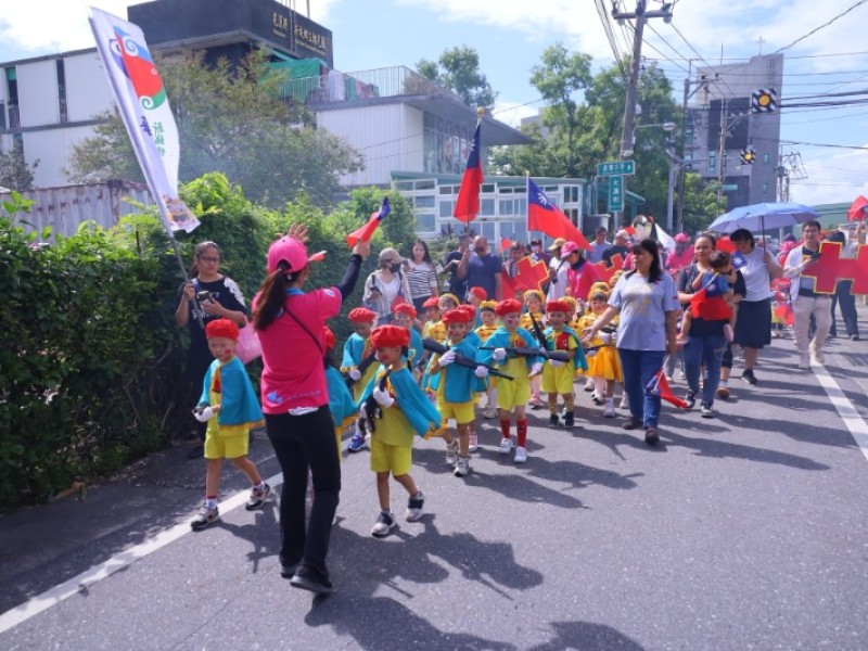 新城鄉立幼兒園國慶遊行　小小兵隊伍活力四射、家長熱情相伴