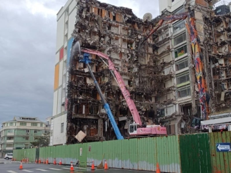 翰品酒店拆除作業進行中，民眾關心施工安全與責任歸屬