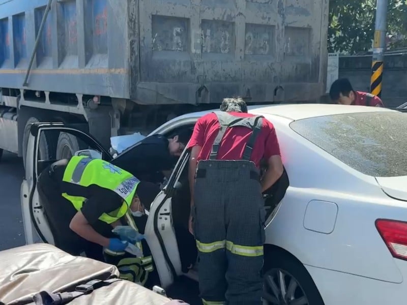 轎車撞上砂石車 駕駛無呼吸心跳