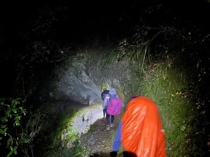 2登山客「錯估腳程困沿海林道」消防深夜救援