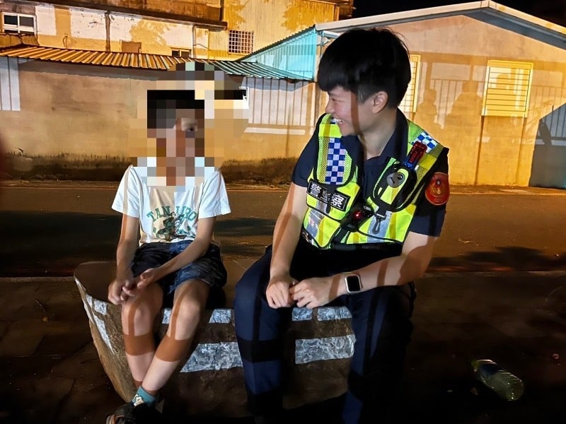 小男孩騎車迷路與家人失聯 吉安警方暖心護送平安返家