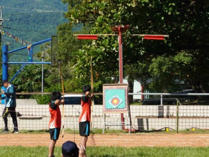 德武國小「里校運動會」部落頭目開幕祈福 射箭引燃聖火 