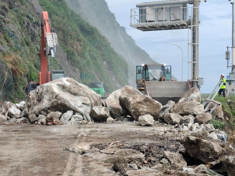 蘇花公路台9丁線61.5K因落石坍方封閉，預計今日17時恢復通行