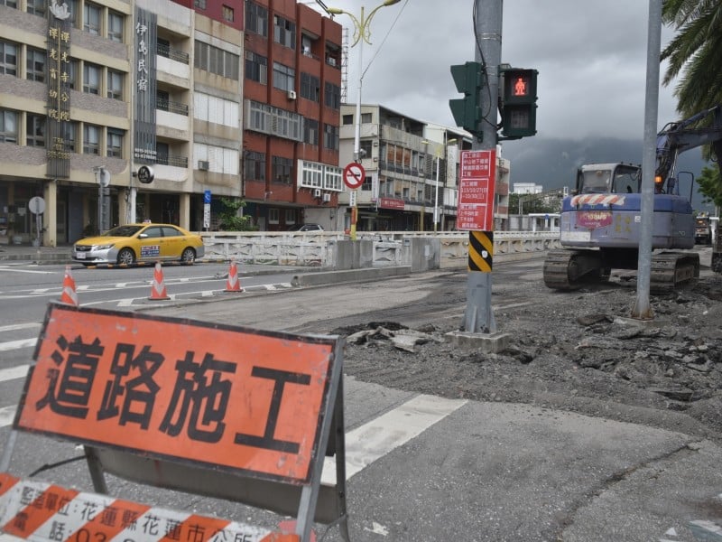 中山地下道迴轉道進行AC鋪設施工，魏嘉彥呼籲市民暫時改道