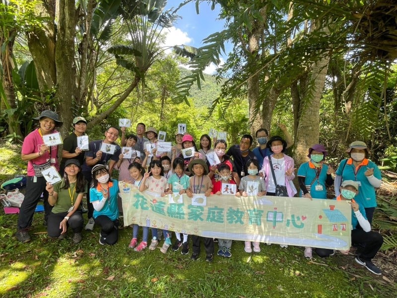 花蓮縣家庭教育中心以大自然力量，帶領學員感受森林療癒力，享受久違的家庭幸福時光