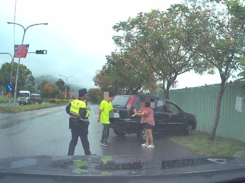 車輛故障臺9線，警即時協助排除險情 新城警耐心護安全