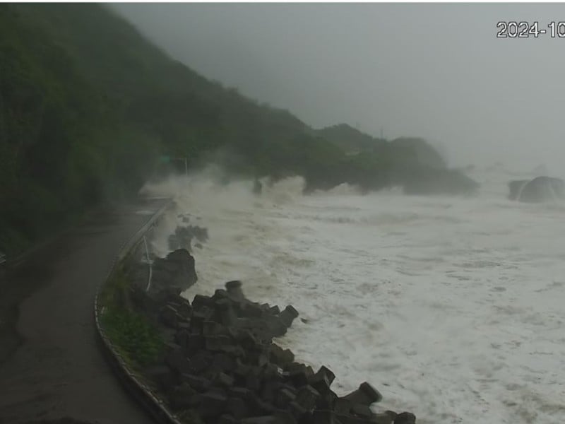 浪湧高達10~12公尺! 豐濱石梯坪「浪襲公路」