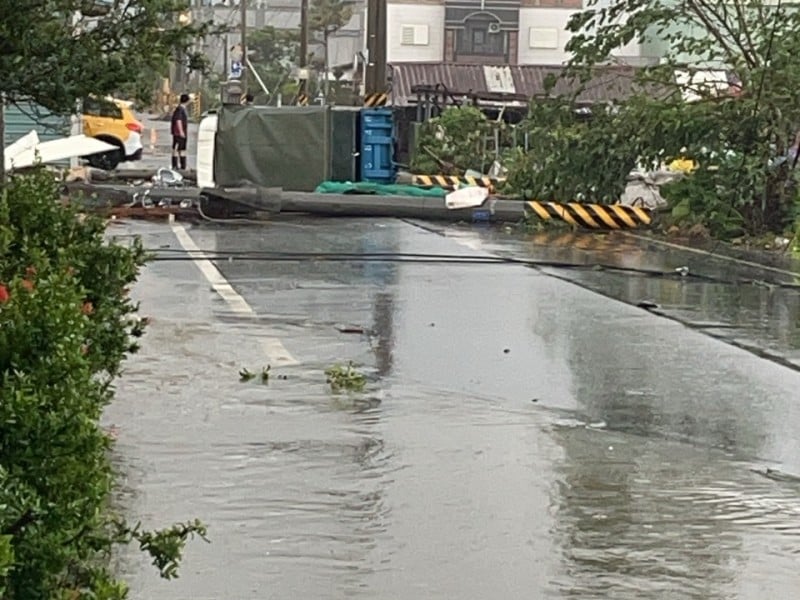 康芮颱風肆虐！南海五街路樹倒塌、電線桿橫倒，車輛翻覆阻斷交通