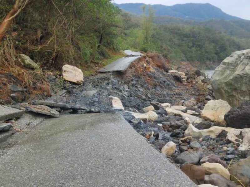 豐濱「驚人噸位巨石」砸斷猴子山農路 新社往北道路「被海浪掏空潰堤」