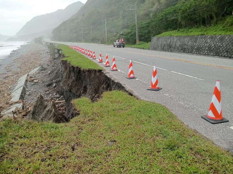 康芮「長浪襲擊公路」! 台11線豐濱鄉多處路段「路肩綠帶流失」