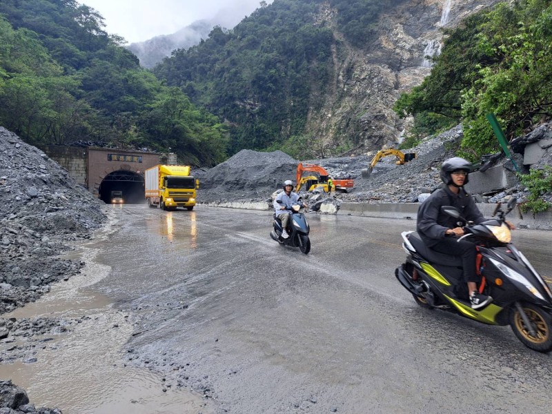 蘇花公路和仁~崇德路段於今(2)日11時提前搶通恢復雙向通行