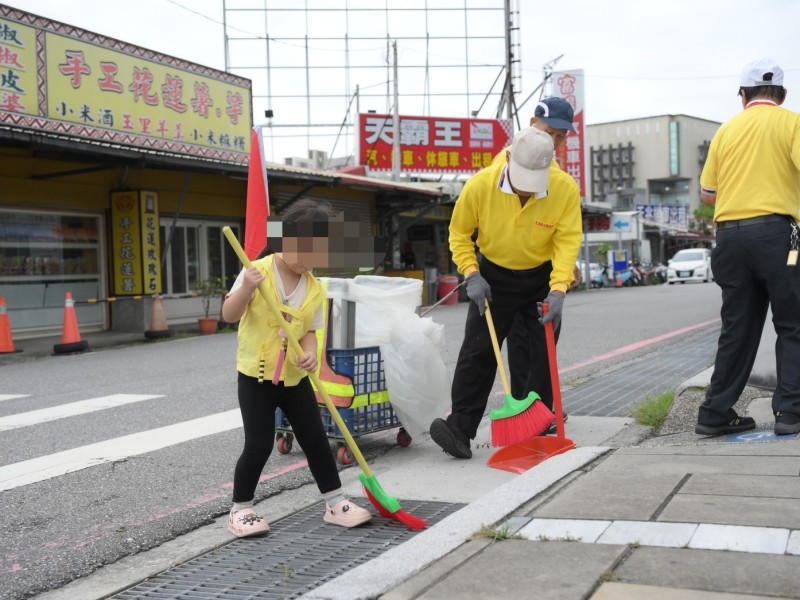 志工掃街數十年如一日 花蓮市長魏嘉彥感謝協會守護門面清潔