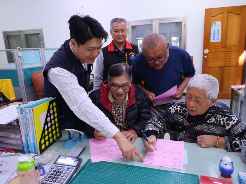 新城鄉推出敬老與愛心乘車卡申辦新措施，村辦公處即可輕鬆完成申請