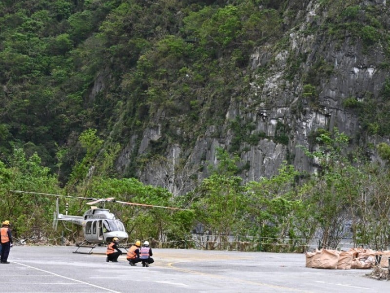 勁捷航空攜手太管處 首次直升機運木屑 守護高山環境