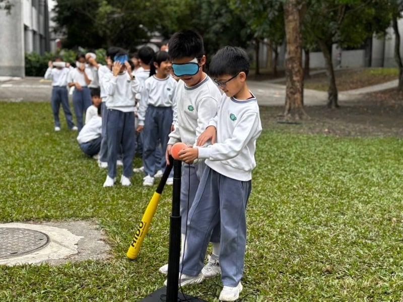 慈大附小盲人棒球體驗課程 點燃學生同理心 