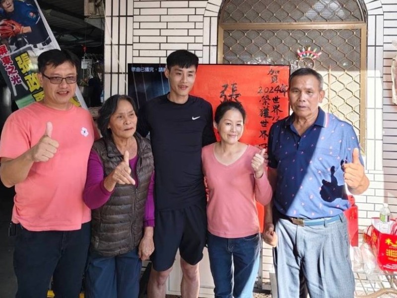 中華隊張政禹回鄉探親 玉里鎮長龔文俊貼紅榜慶賀