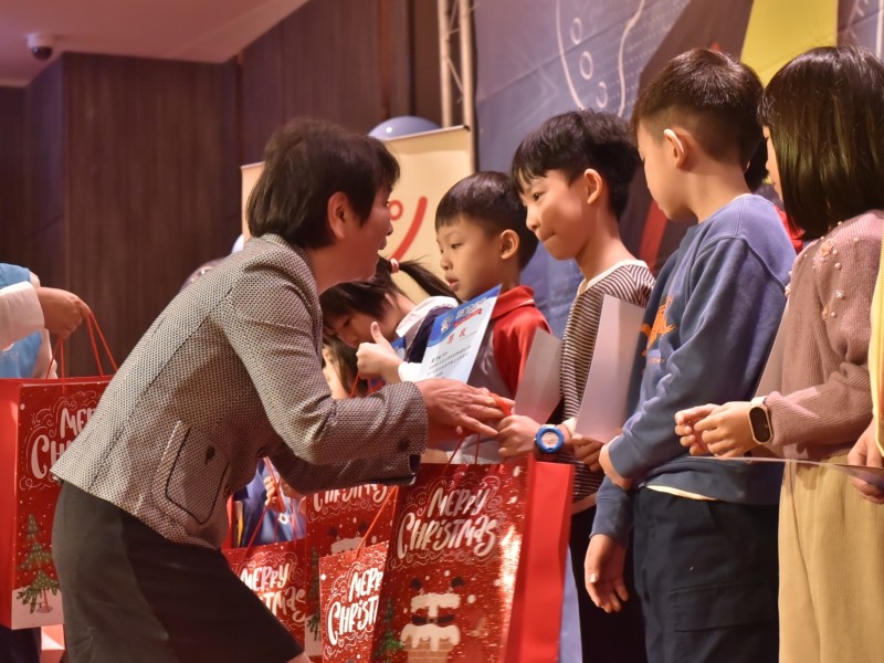 愛心無限 魏嘉彥攜手東森幼幼頒發「奮進.愛花蓮」獎學金 鼓勵305學子展翅高飛