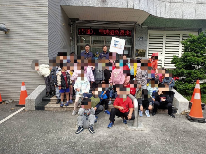 小學生當一日警察！忠孝國小校外教學趣味滿分