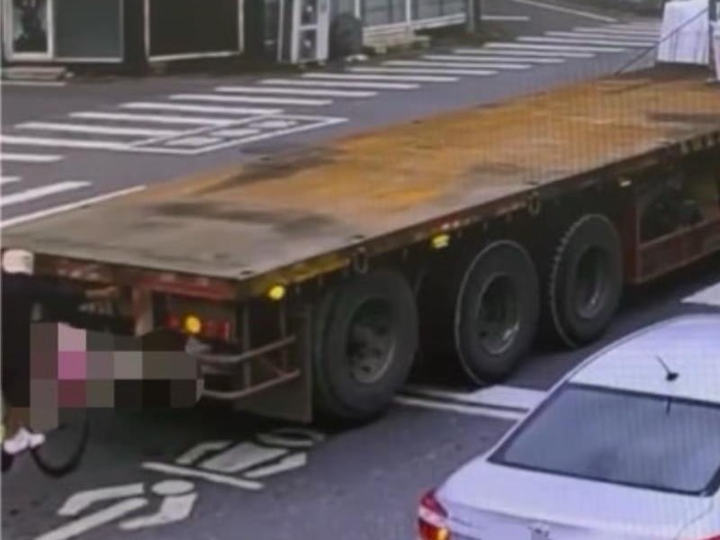 騎腳踏車手握曳引車後方鐵桿可依法開罰