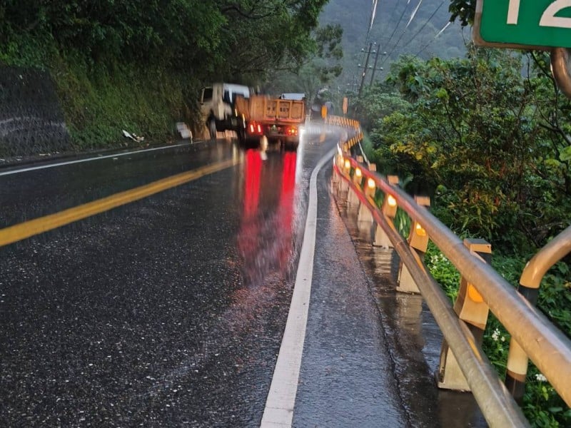砂石車自撞台9線南澳路段 雙向交通中斷搶修中
