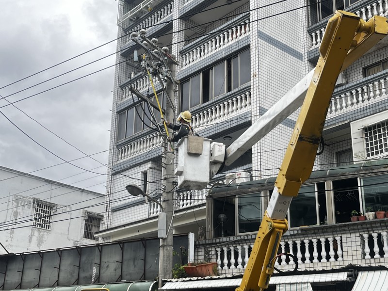 花蓮莊敬路電線桿起火 爆炸巨響引民眾關注