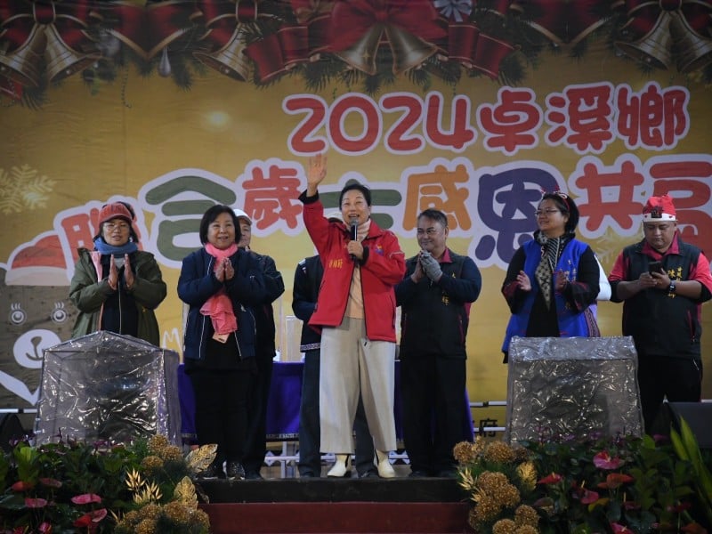 卓溪鄉聯合歲末感恩會登場 徐榛蔚與鄉親齊唱詩歌