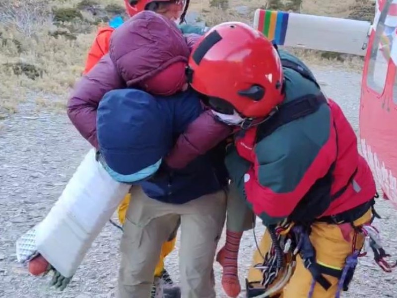 女山友摔倒骨折 黑鷹救下山
