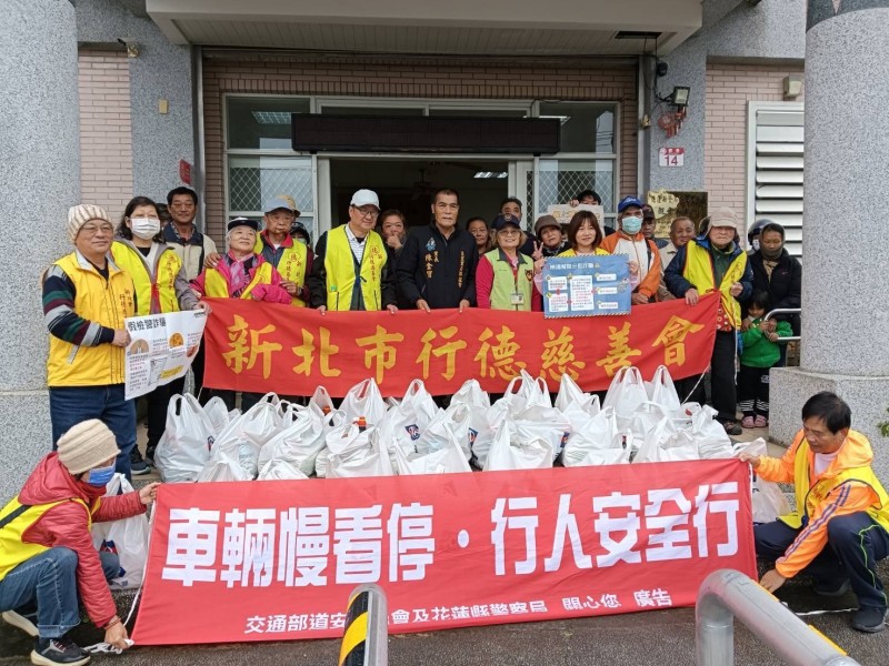 玉警與公益團體合作 百里南下愛心配送各角落
