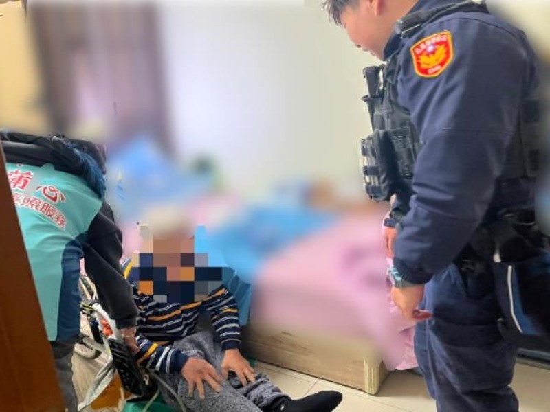 獨居老翁滑落床下 居服員力氣不足請警察幫忙