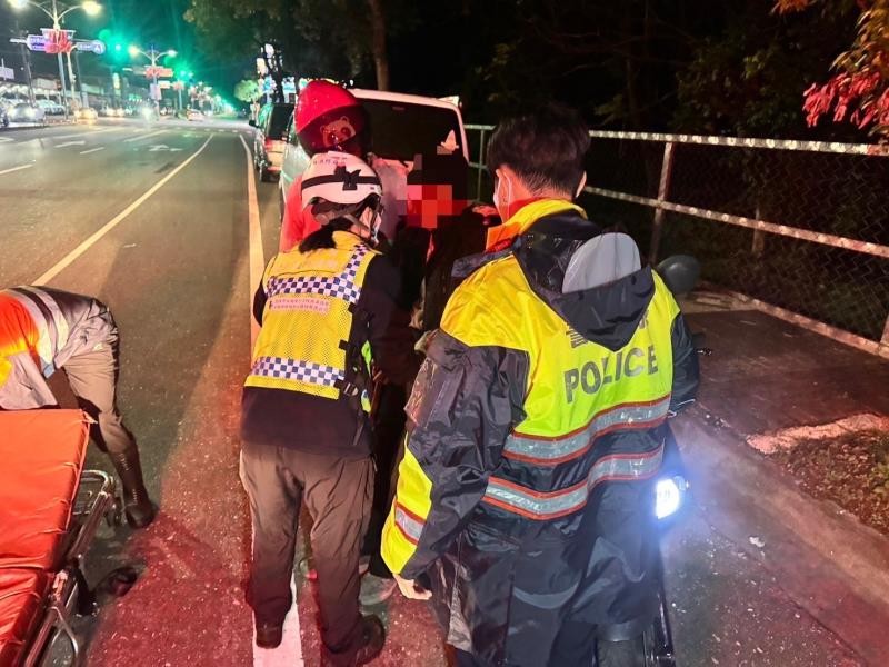 老翁寒夜路邊跌倒 暖警助送醫