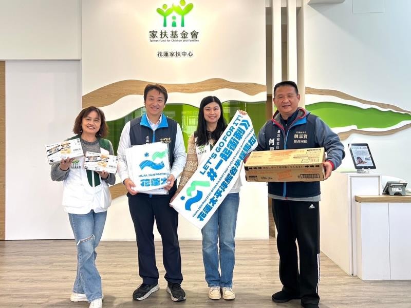盲人環臺公益路跑1/9抵達花蓮 魏嘉賢捐贈毛巾與營養品