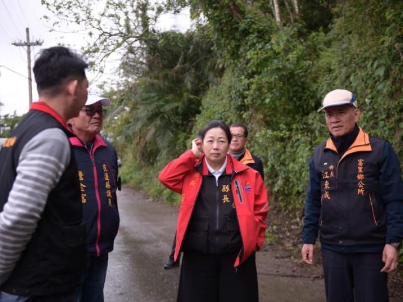 徐榛蔚會勘六十石山道路復建工程
