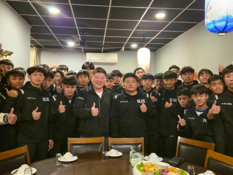 花蓮高中足球隊勇闖12強,張峻議長宴請小選手加油打氣