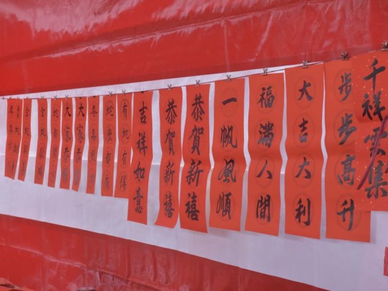 市公所攜手長青書畫會揮毫贈春聯